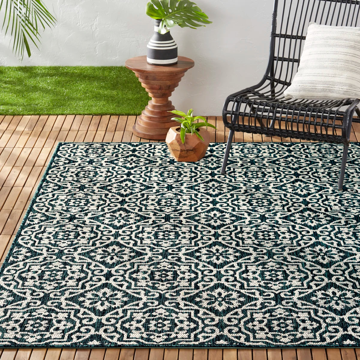 Nicole Miller New York Patio Country Danica Geometric Indoor/Outdoor Area Rug